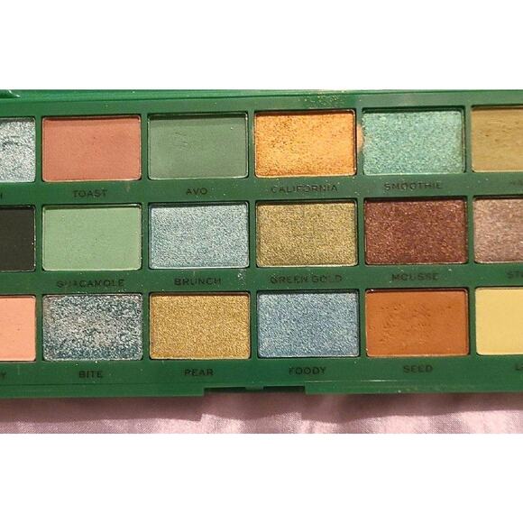 Revolution Tasty Avocado eyeshadow palette - Picture 2 of 2